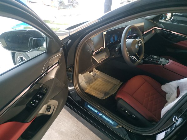BMW 5 Series 2026, 100 км, за 49036 USD - фото 19
