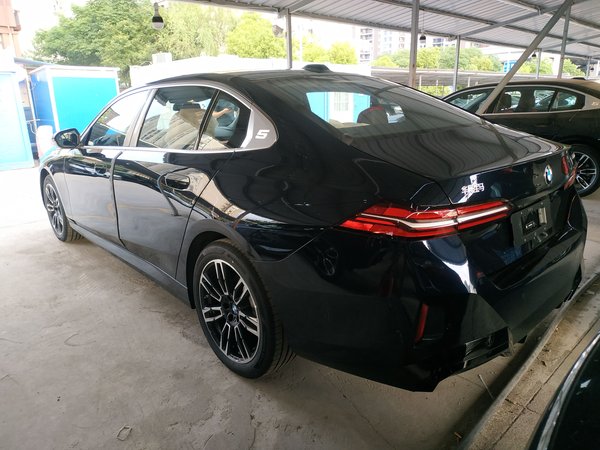 BMW 5 Series 2026, 100 км, за 49036 USD