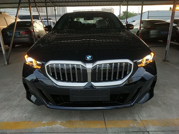 BMW 5 Series 2026, 100 км, за 49036 USD