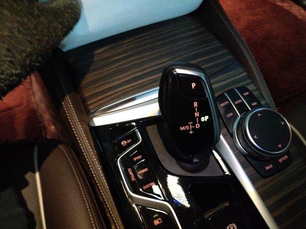 BMW 5 Series New Energy 2022, 27500 км, за 34245 USD - фото 14