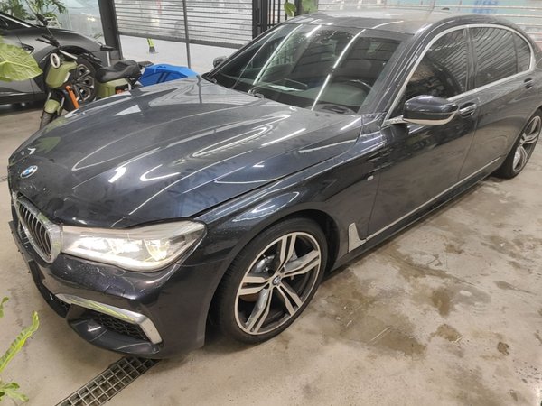BMW 7 Series · 2017 год