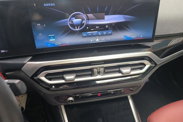 BMW i3 2024, 31900 км, за 24023 USD - фото 12