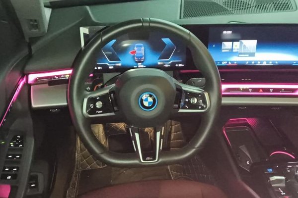 BMW i5 2024, 800 км, за 38580 USD - фото 9