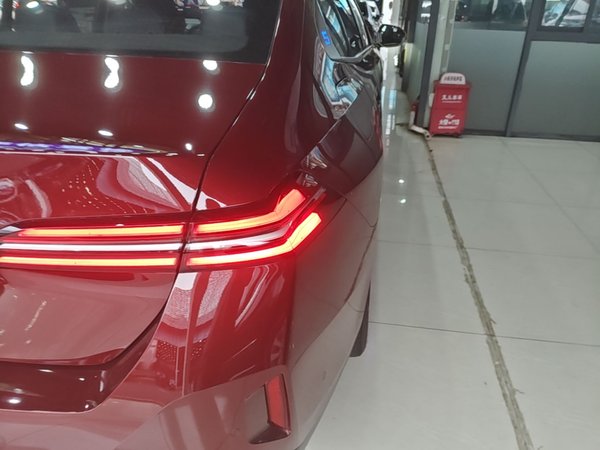 BMW i5 2024, 28700 км, за 37624 USD - фото 8