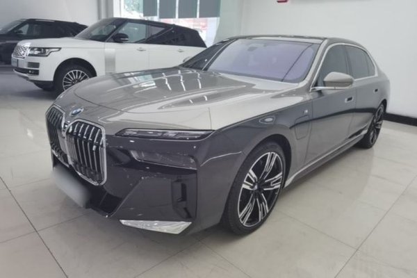 BMW i7 · 2023 год