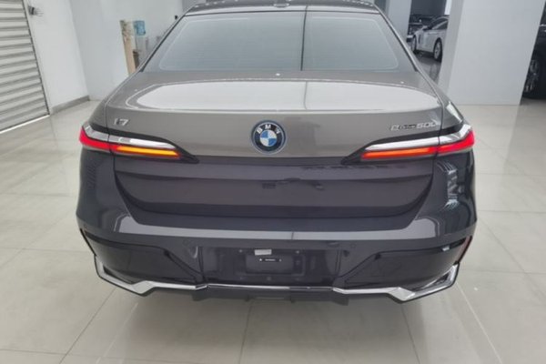 BMW i7 2023, 15800 км, за 76929 USD