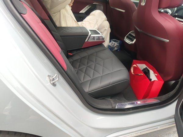 BMW i7 2023, 27799 км, за 64342 USD - фото 16