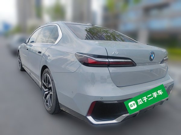 BMW i7 · 2023 год