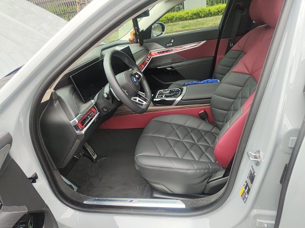 BMW i7 2023, 27799 км, за 64342 USD - фото 13