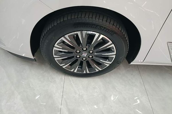 Buick GL8 2025, 32800 км, за 41786 USD - фото 10