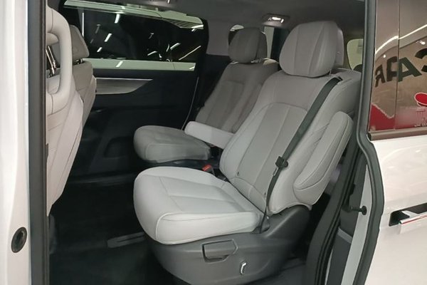 Buick GL8 2025, 32800 км, за 41786 USD - фото 25
