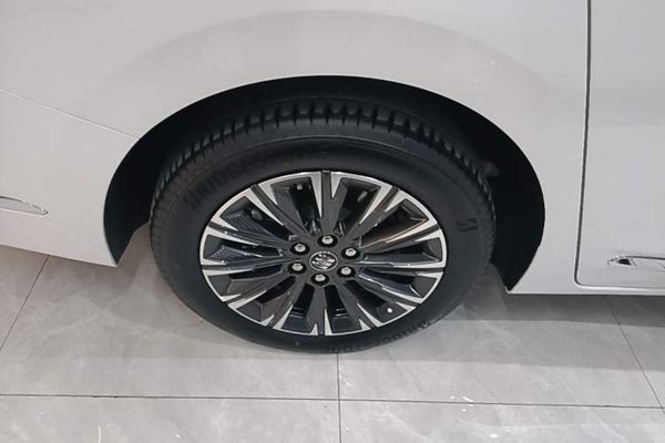 Buick GL8 2025, 32800 км, за 41786 USD - фото 11