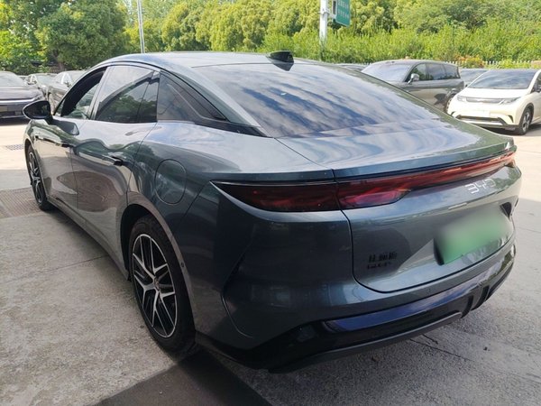 BYD Han L 2025, 6300 км, за 28023 USD