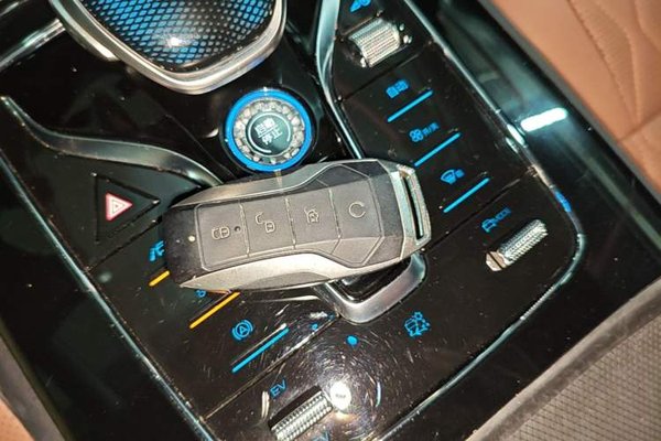BYD Tang New Energy 2021, 30000 км, за 15190 USD - фото 22