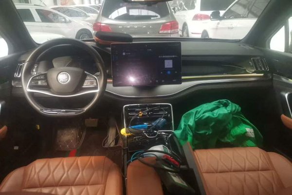 BYD Tang New Energy 2023, 39400 км, за 18397 USD - фото 12