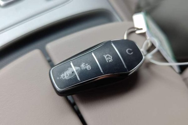 BYD Tang New Energy 2023, 59700 км, за 18235 USD - фото 23