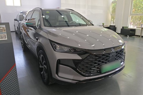 BYD Tang New Energy 2025, 5400 км, за 23918 USD