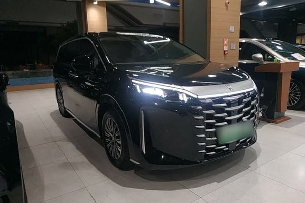 BYD Xia 2025, 26800 км, за 32522 USD