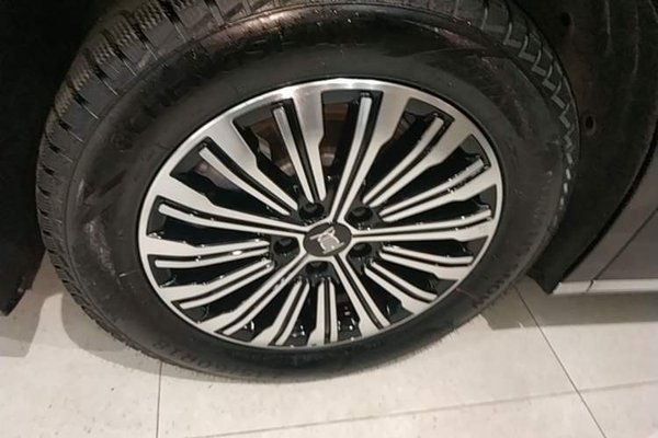 BYD Xia 2025, 26800 км, за 32522 USD - фото 10
