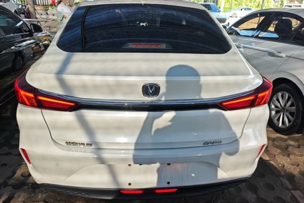CHANGAN Eado New Energy 2022, 25900 км, за 8993 USD