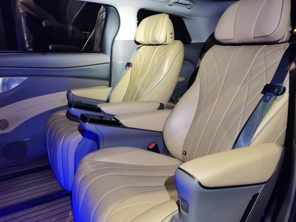 Denza D9 2022, 83400 км, за 28958 USD