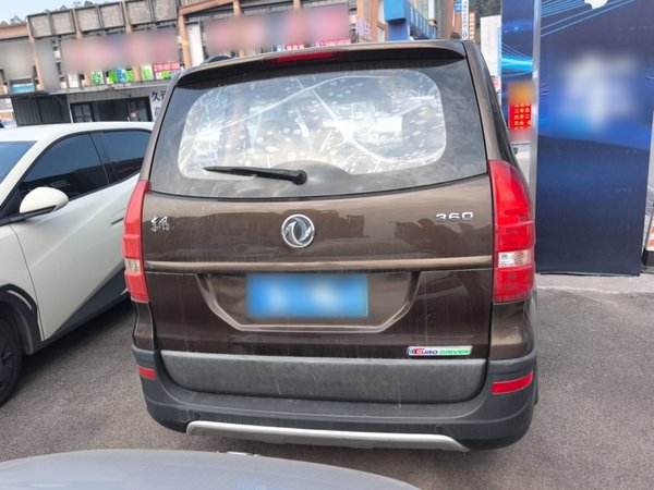 Dongfeng Fengon 360 2015, 93200 км, за 4031 USD