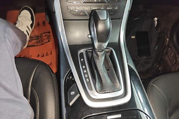 Ford Edge 2015, 83300 км, за 9171 USD - фото 16