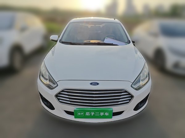 Ford Escort 2015, 123600 км, за 3020 USD