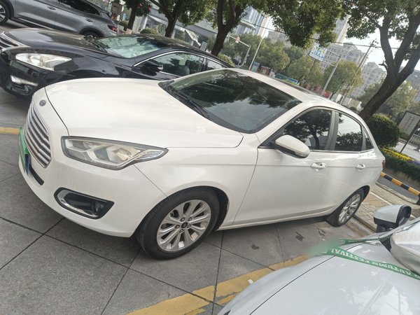 Ford Escort 2017, 117800 км, за 2304 USD