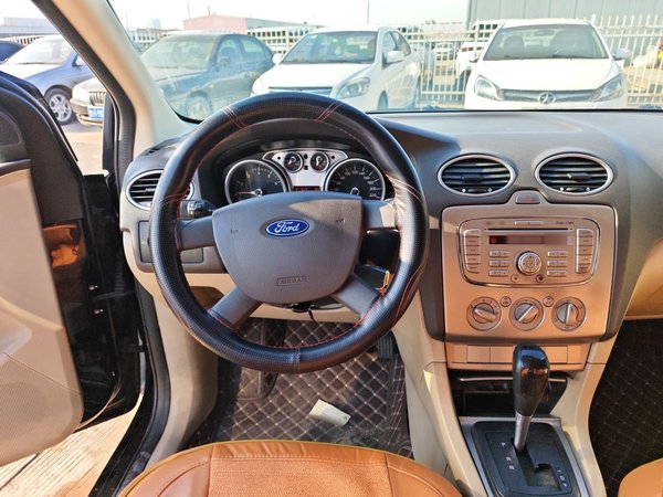 Ford Focus 2013 Sedan Classic 1.8L Automatic Base Model, 2013 года