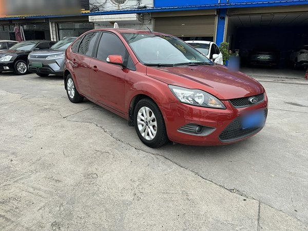 Ford Focus 2013 Hatchback Classic 1.8L Manual Base Model, 2013 года