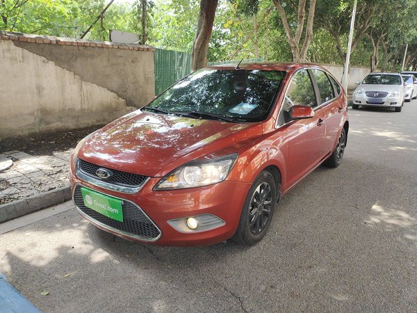 Ford Focus 2013 Hatchback Classic 1.8L Manual Base Model, 2013 года