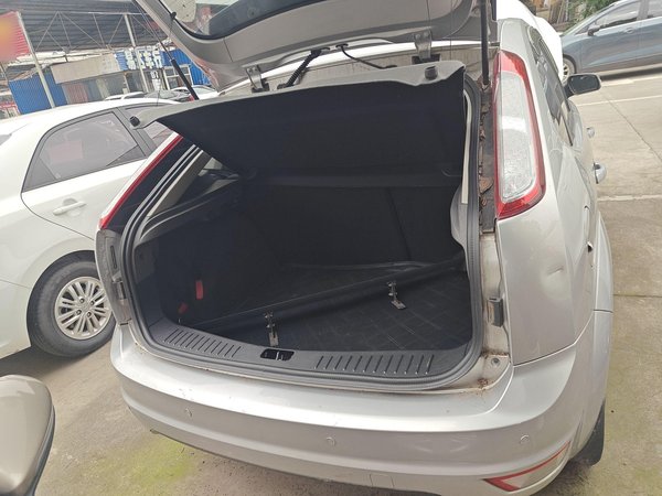 Ford Focus 2013, 141600 км, за 3878 USD - фото 18