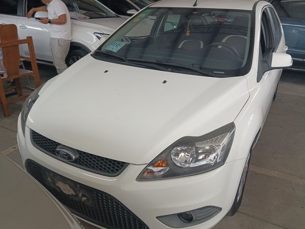 Ford Focus 2013 Hatchback Classic 1.8L Automatic Base Model, 2013 года