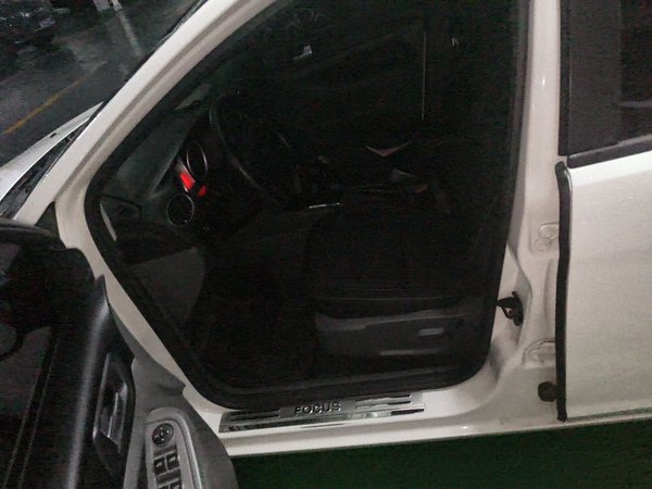 Ford Focus 2013, 99200 км, за 2779 USD - фото 16