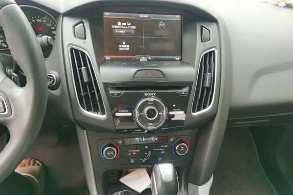 Ford Focus 2015, 11900 км, за 9424 USD - фото 12