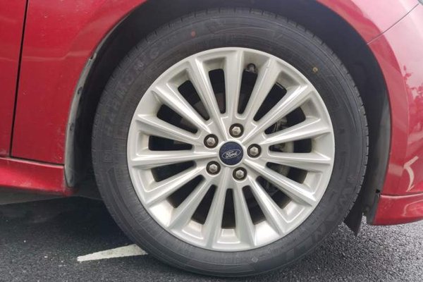 Ford Focus 2015, 11900 км, за 9424 USD
