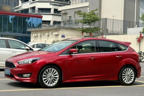 Ford Focus 2015, 11900 км, за 9424 USD
