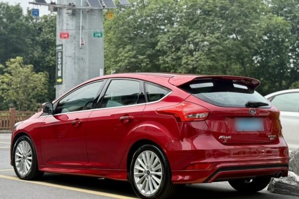 Ford Focus 2015, 11900 км, за 9424 USD
