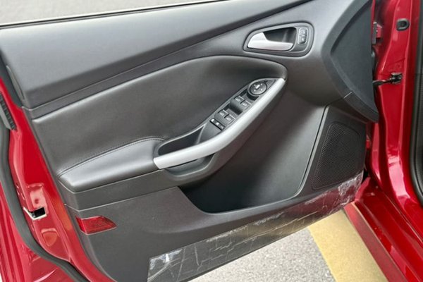 Ford Focus 2015, 11900 км, за 9424 USD - фото 17