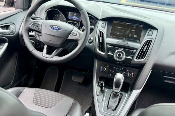 Ford Focus 2015, 11900 км, за 9424 USD - фото 19