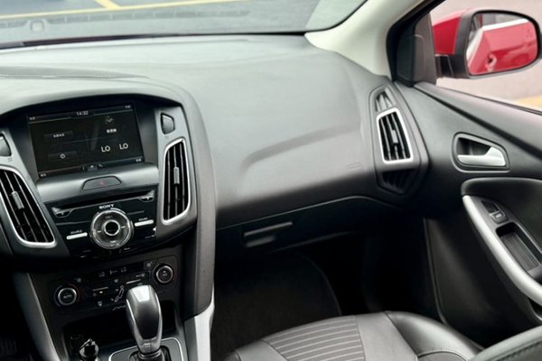 Ford Focus 2015, 11900 км, за 9424 USD - фото 20