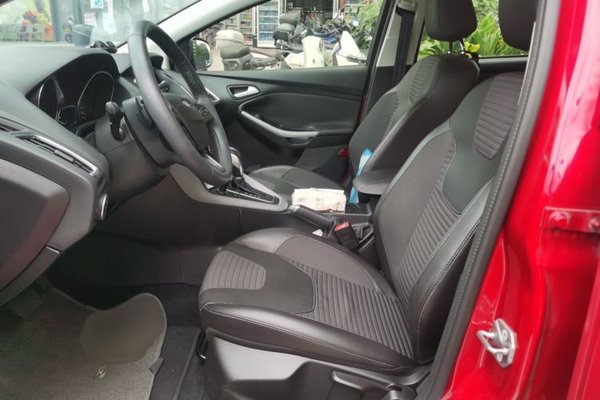 Ford Focus 2015, 11900 км, за 9424 USD - фото 14