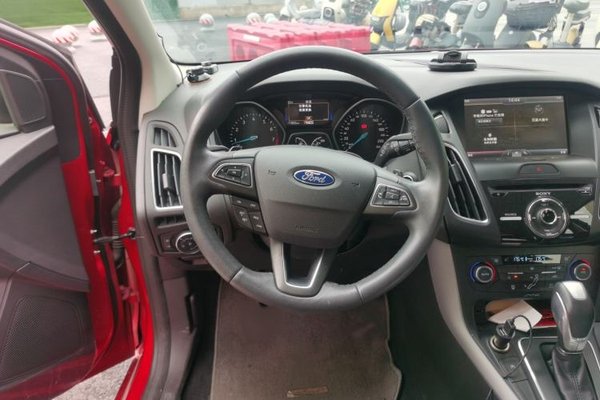 Ford Focus 2015, 11900 км, за 9424 USD - фото 9