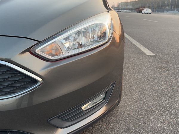 Ford Focus 2015 Hatchback 1.6L Automatic Comfort Model, 2015 года
