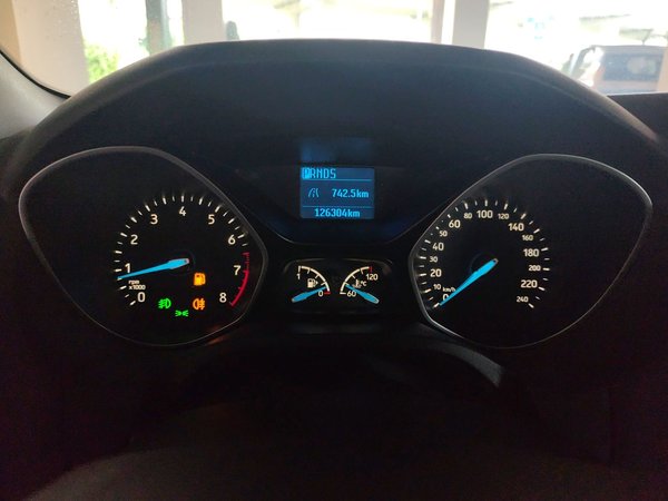 Ford Focus 2015 Sedan 1.6L Automatic Comfort Model, 2015 года