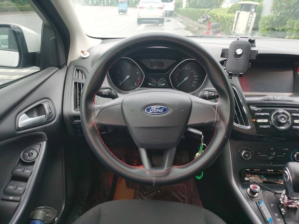 Ford Focus 2015 Hatchback 1.6L Automatic Comfort Model, 2015 года