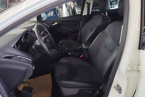 Ford Focus 2015, 27200 км, за 7037 USD - фото 17