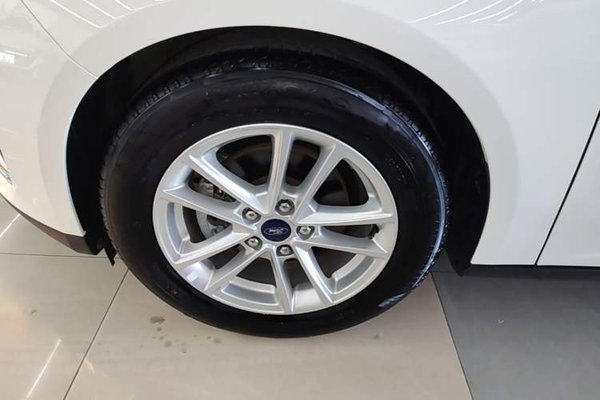 Ford Focus 2015, 27200 км, за 7037 USD - фото 10