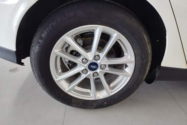 Ford Focus 2015, 27200 км, за 7037 USD - фото 11